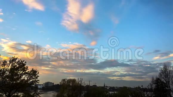 参差不齐的云层从汉堡阿尔斯特湖HamburgAlsterlake远眺日落Timelapse视频的预览图