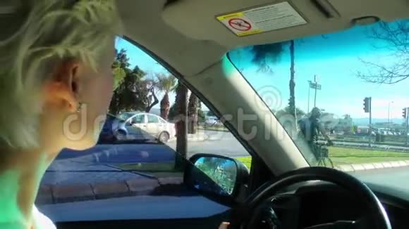 金发女人在开车视频的预览图