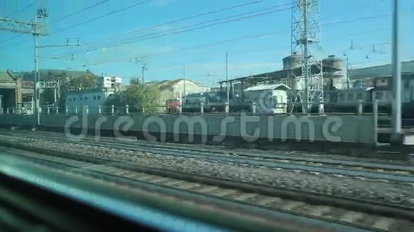 从火车窗外看火车头沉淀物视频的预览图