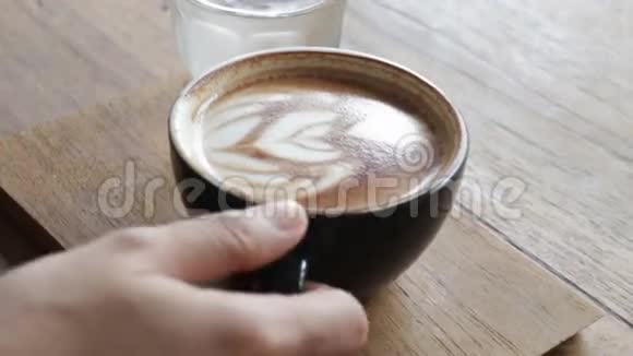 在当地商店享用热咖啡拿铁的女人视频的预览图