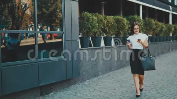 年轻漂亮聪明的商务女孩穿着商务服走路视频的预览图