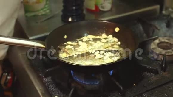 在锅里煎鱼视频的预览图