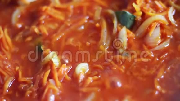 胡萝卜用番茄酱洋葱煎锅炒蔬菜炖视频的预览图