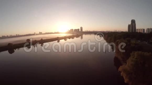 河雾场日落日出和莫斯科城市的史诗空中景色视频的预览图