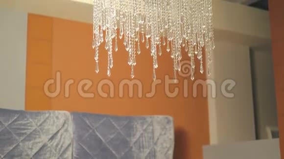时尚天花板上的现代水晶吊灯4K视频的预览图