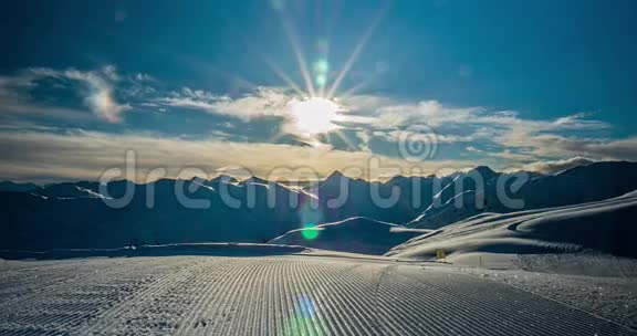 前景和山区灯芯绒积雪时间推移视频的预览图