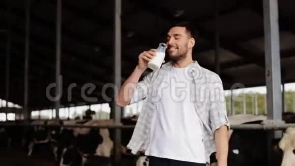 男子或农民在奶牛场喝牛奶视频的预览图