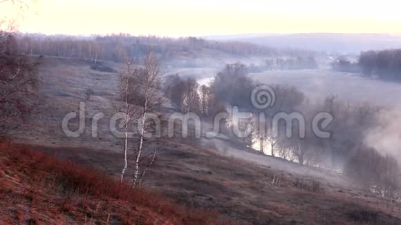 雾在俄塞特河上蔓延视频的预览图