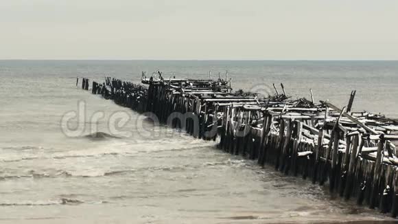 海浪在波罗的海的防波堤上破碎视频的预览图