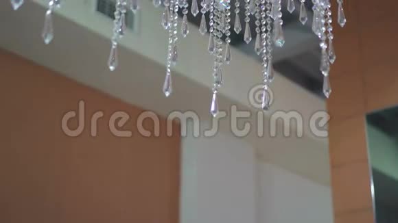 时尚天花板上的水晶吊灯4K视频的预览图