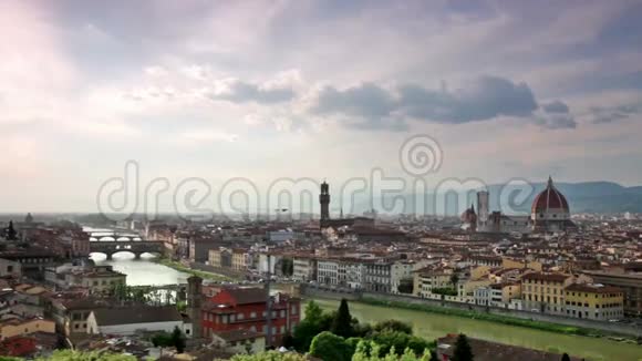 在戏剧性的天空下佛罗伦萨美丽的景色视频的预览图