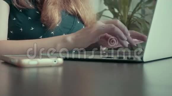 手在电脑键盘上打字视频的预览图
