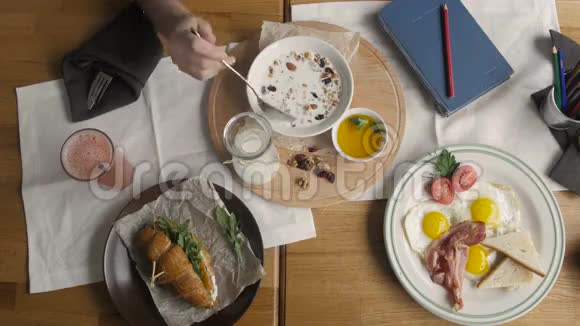 咖啡厅健康早餐的顶级景观英式早餐煎蛋培根烤盘牛角面包和鲑鱼视频的预览图