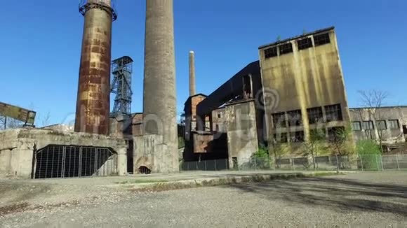 旧的废弃冶金厂焦炭厂烟囱煤矿塔视频的预览图