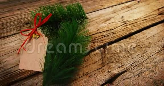 圣诞杉木和木板上的标签视频的预览图