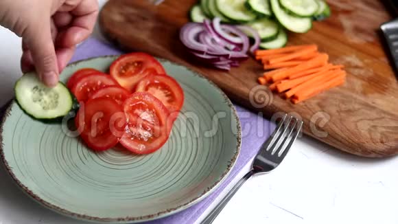 切蔬菜做清淡的沙拉素食健康的饮食视频的预览图