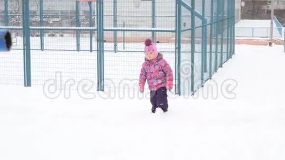小女孩在操场上深雪视频的预览图