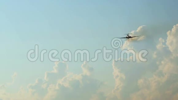 多云天空中的喷气式飞机飞行视频的预览图