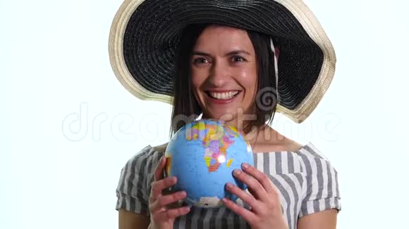 女性探险家手中拿着地球仪视频的预览图