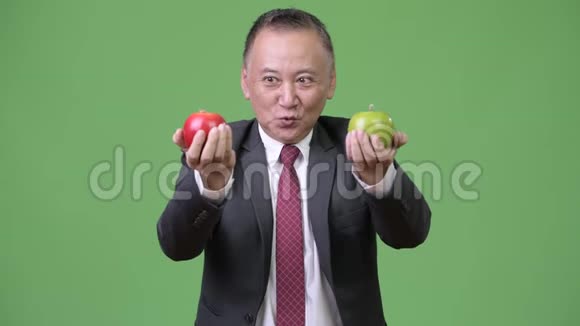 成熟的日本商人带着苹果视频的预览图