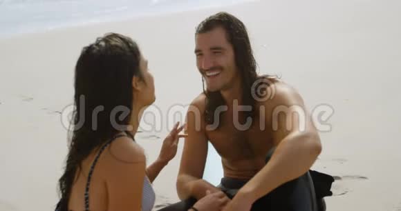 冲浪夫妇在海滩上聊天4k视频的预览图