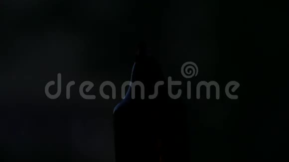 蜡烛火焰在黑色背景下4KUHD视频的预览图