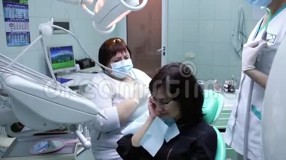 带手机的牙科病人视频的预览图