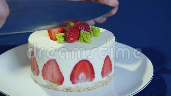 用刀切草莓结婚蛋糕切蛋糕草莓蛋糕视频的预览图