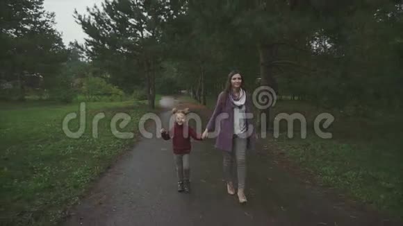 母女俩在秋天公园散步视频的预览图