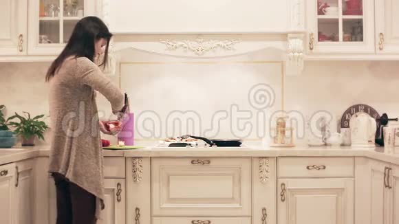 在厨房准备饭菜的女孩时间间隔视频的预览图