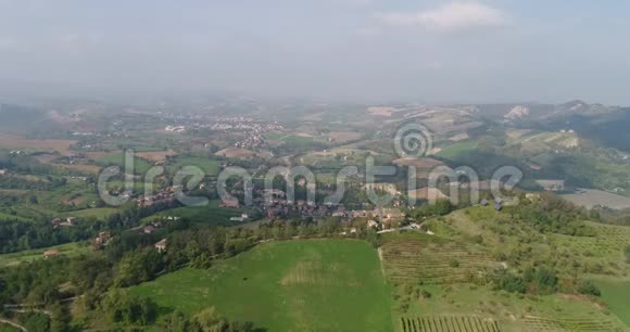 意大利葡萄园的空中景观意大利中世纪小镇意大利葡萄园上方的全景视频的预览图