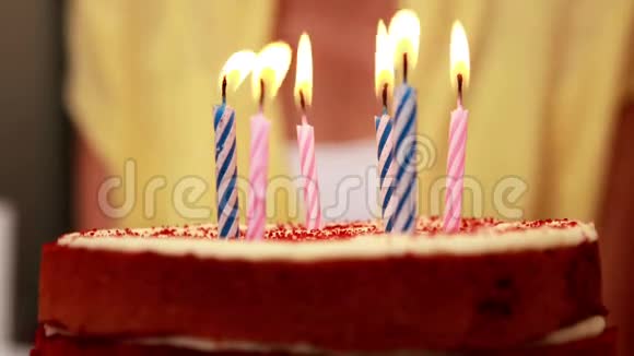 生日蛋糕上有六支蜡烛视频的预览图