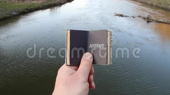 冒险的想法旅行者拿着一本带文字的书视频的预览图