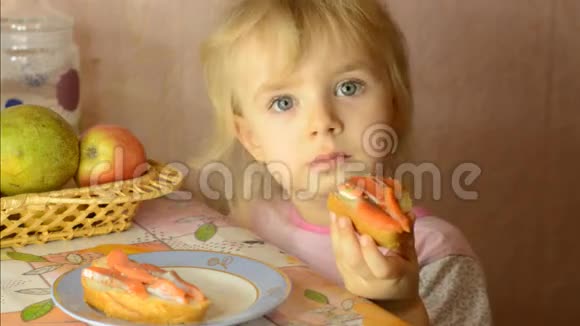 滑稽可爱的小女孩吃三文鱼视频的预览图