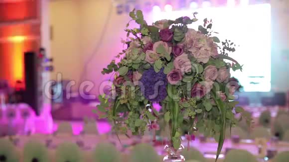 婚礼桌上的花饰重点动态变化视频的预览图