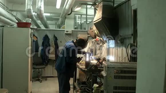 制造工厂的焊工工作视频的预览图