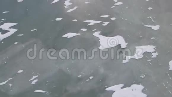 冰冻的海洋覆盖着厚厚的一层冰视频的预览图