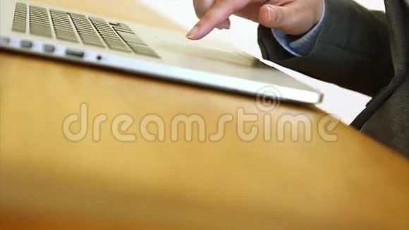女商人的手触摸手提电脑的触摸板视频的预览图