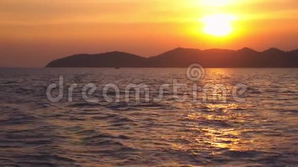 日落时从大海到岛屿的景色海景视频的预览图