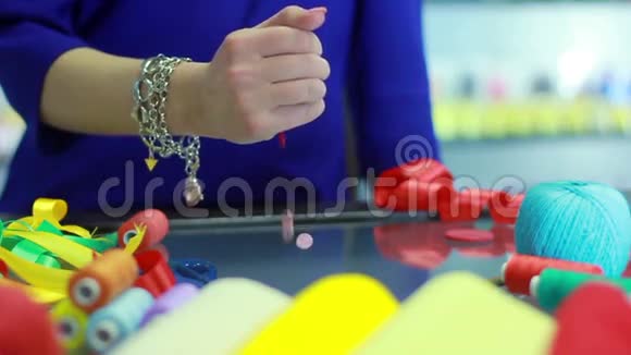 玻璃桌上的缝纫按钮缝纫店缝纫用品视频的预览图