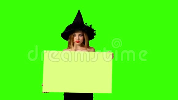 万圣节红发女巫带绿色标志视频的预览图