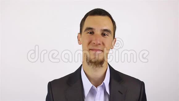 一个留胡子的年轻人的肖像笑着看着镜头视频的预览图