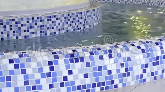 游泳池里纯蓝色的水视频的预览图