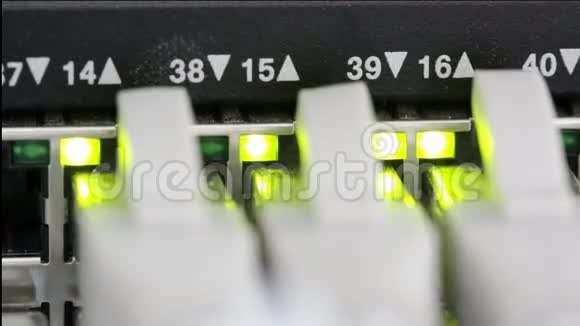 网络服务器上的灯和连接视频的预览图