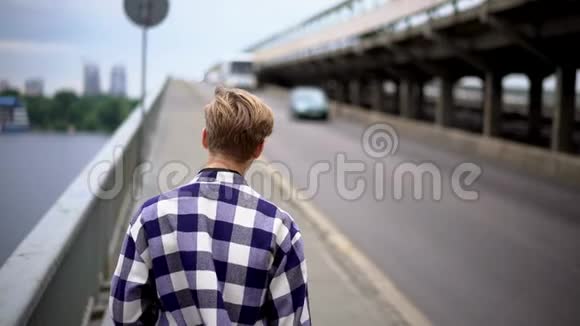 年轻人沿着桥走视频的预览图