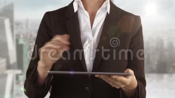 以平板电脑展示电子购物理念的女性视频的预览图