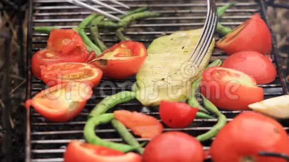 蔬菜在烤架上煎视频的预览图