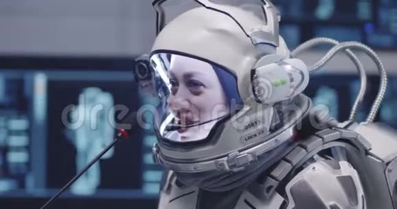 女宇航员在新闻发布会上讲话视频的预览图