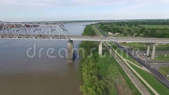飞越密西西比河和新奥尔良老兵纪念桥背景中的Gramercy氧化铝精炼厂视频的预览图