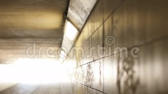 一条空隧道尽头的灯光通向光明视频的预览图